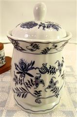VINTAGE BLUE DANUBE BLUE ONION JAPAN BISCUIT JAR & JAMJARS W/WOOD LID & TRAY